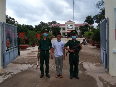 Đối tượng Nguyễn Thanh Tâm đang bị tạm giữ tại đồn Biên phòng Lộc Tấn, huyện Lộc Ninh, tỉnh Bình Phước. (Nguồn: thanhnien.vn).