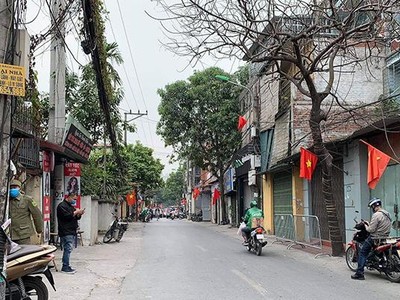 Lực lượng chức năng lập barie cách ly tại phường Xuân Phương, Nam Từ Liêm.