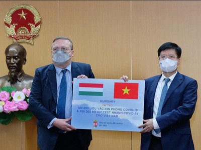 Lễ trao tặng vaccine COVID-19 và kit xét nghiệm nhanh của Chính phủ Hungary cho Chính phủ Việt Nam. (Ảnh: Trần Minh).