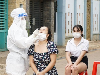 Lực lượng y tế thực hiện test nhanh, sàng lọc ca mắc trong cộng đồng tại Đắk Lắk.