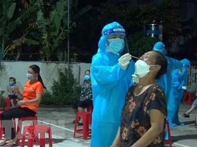 Nhân viên y tế Nghệ An lấy mẫu xét nghiệm cho người dân. (Ảnh: Văn Tý/TTXVN).