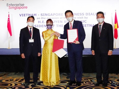 Chủ tịch Sovico Nguyễn Thị Phương Thảo trao Biên bản ghi nhớ hợp tác cho Tổng giám đốc Tập đoàn Keppel Loh Chin Hua về phát triển các giải pháp năng lượng và đô thị hóa bền vững tại Việt Nam.