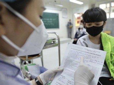 Mỗi học sinh đến tiêm đều có mã định danh riêng, nhằm đáp ứng cấp hộ chiếu vaccine trong thời gian sắp tới. (Ảnh: Minh Quyết/TTXVN).