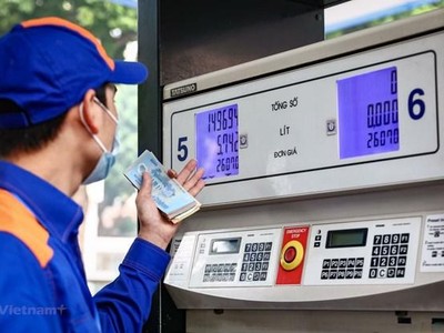 Một trong những cửa hàng của Petrolimex chuẩn bị niêm yết giá mới. (Ảnh: PV/Vietnam+).