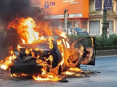 Chiếc ô tô con bị bốc cháy sau khi va chạm với ô tô tải.
