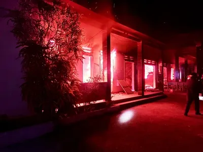 Lửa bùng cháy trong đêm tại UBND xã Trà Tập, huyện Nam Trà My, tỉnh Quảng Nam (Ảnh: CTV).