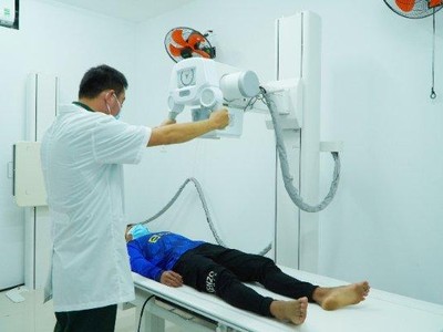 Tham gia BHYT, mọi người dân đều được tiếp cận các dịch vụ chăm sóc sức khỏe cơ bản mà không phụ thuộc vào khả năng chi trả của mình. (Nguồn ảnh: BHXH tỉnh Quảng Nam).