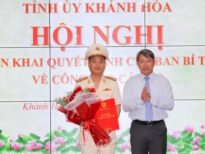 Đồng chí Nguyễn Hải Ninh, Ủy viên Trung ương Đảng, Bí thư Tỉnh ủy Khánh Hòa đã trao quyết định và chúc mừng Đại tá Nguyễn Thế Hùng.