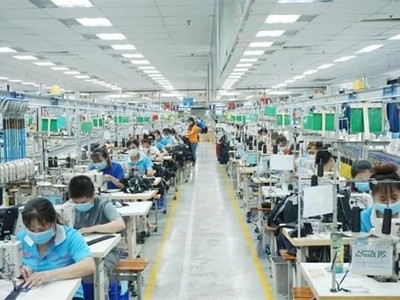 Công nhân làm việc tại TNHH may mặc Bowker Việt Nam, Khu công nghiệp Đồng An 1, thành phố Thuận An, tỉnh Bình Dương. (Ảnh: Chí Tưởng/TTXVN)