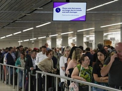 Hành khách xếp hàng chờ làm thủ tục lên máy bay tại sân bay Schiphol ngày 21/6/2022. (Nguồn: AP)