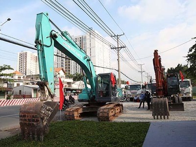 Thi công mở rộng Quốc lộ 13 tại Bình Dương. Dự án này ngân sách Bình Dương chi trả cho phần giải phóng mặt bằng.