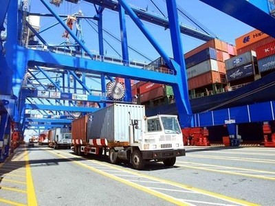 Bốc dỡ container tại cảng Hải Phòng. (Ảnh: An Đăng/TTXVN).