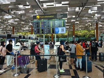 Hành khách tại sân bay quốc tế Changi, Indonesia. (Ảnh: AFP/TTXVN)