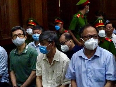 Bị cáo Tất Thành Cang (ngoài cùng bên phải) cùng các bị cáo tại tòa.