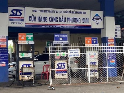 Một số cây xăng tại TP.HCM vẫn trong tình trạng ngưng hoặc bán xăng nhỏ giọt (Ảnh: Hoài Sương)