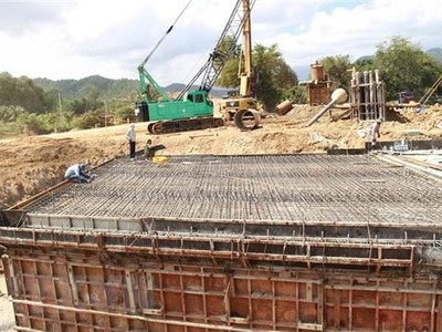 Công trường thi công dự án cao tốc Bắc-Nam dự án thành phần Nha Trang-Cam Lâm đoạn đi qua thành phố Cam Ranh, tỉnh Khánh Hòa. (Ảnh: Phan Sáu/TTXVN).