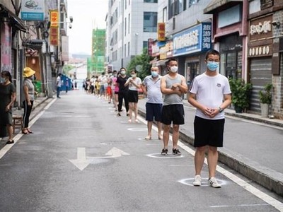 Người dân xếp hàng chờ xét nghiệm COVID-19 . (Ảnh: THX/TTXVN).