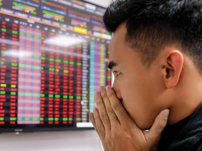 Thị trường chứng khoán lao dốc là một trong những nguyên nhân khiến nhiều doanh nghiệp gặp khó khăn trong việc huy động vốn.