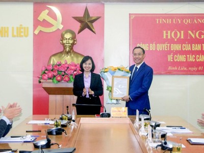 Phó Bí thư Tỉnh uỷ Quảng Ninh Trịnh Thị Minh Thanh trao quyết định điều động ông Dương Mạnh Cường làm Chánh Văn phòng Tỉnh uỷ Quảng Ninh.
