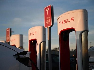Một trạm sạc điện của Tesla tại Hawthorne, California (Mỹ), ngày 9/8/2022. (Ảnh: AFP/TTXVN)