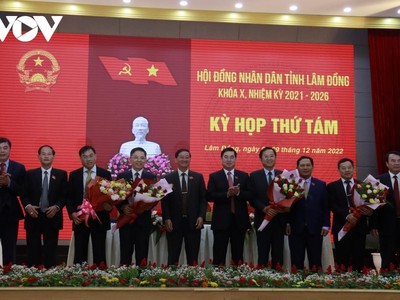 Lãnh đạo HĐND tỉnh Lâm Đồng tặng hoa chúc mừng các cán bộ giữ chức vụ ở vị trí công tác mới.