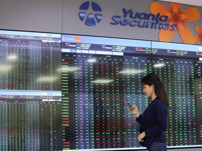 Giao dịch chứng khoán sáng 5/12: Thanh khoản tăng vọt, VN-Index hướng tới mốc 1.100 điểm