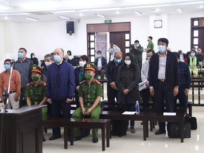 Các bị cáo hầu tòa.