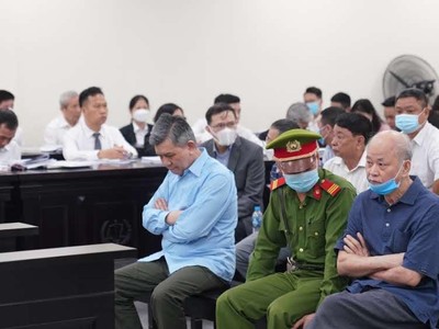 Bị cáo Hà (ngoài cùng tay trái)