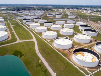 Các thùng chứa dầu thô được chụp từ trên cao tại trung tâm dầu khí Cushing ở Cushing, Oklahoma, Mỹ