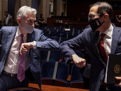 Chủ tịch Fed Jerome Powell và Bộ trưởng Tài chính Steven Mnuchin đeo khẩu trang đến phiên điều trần tại Hạ viện. Ảnh: WSJ.