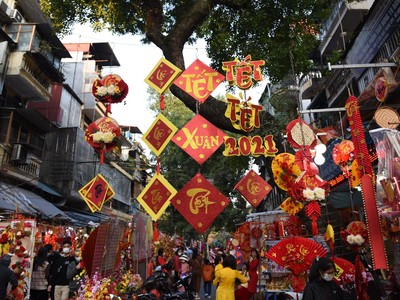 Chợ Tết phố cổ ngập sắc đỏ