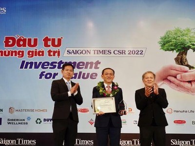 Ông Đào Duy Ninh – Phó tổng giám đốc Phát triển Chiến lược và Kênh Phân phối Hanwha Life Việt Nam nhận Chứng nhận từ Ban tổ chức