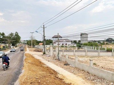 Các dự án hạ tầng giao thông bị chậm tiến độ gây mất mỹ quan đô thị, ùn tắc giao thông ở nhiều khu vực. Ảnh: Việt Dũng