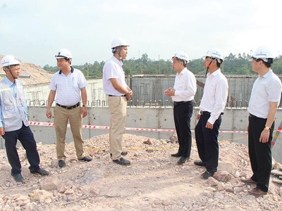 Lãnh đạo UBND tỉnh Thừa Thiên Huế kiểm tra khảo sát một dự án trên địa bàn tỉnh. (Ảnh: Thái Hùng)