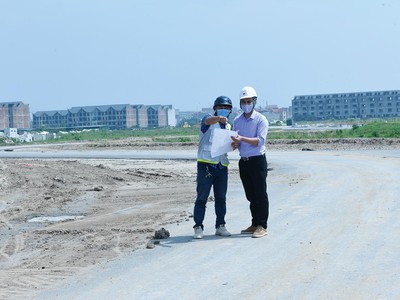 Nhiều quy định pháp lý “trói chân” khiến doanh nghiệp chật vật mỗi ngày. Ảnh: Dũng Minh