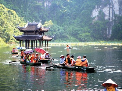 Du khách tham quan Quần thể danh thắng Tràng An (Ninh Bình), Ảnh: Hồ Hạ