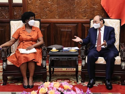 Chủ tịch nước Nguyễn Xuân Phúc tiếp bà Victoria Kwakwa, Phó Chủ tịch Ngân hàng Thế giới phụ trách khu vực Đông Á và Thái Bình Dương. (Nguồn: TTXVN)