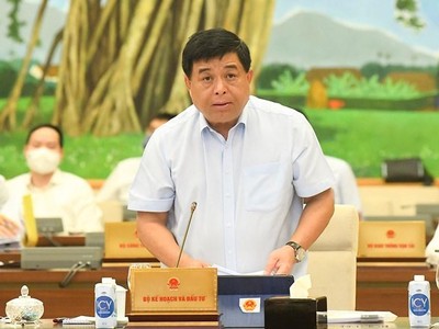 Bộ trưởng Bộ Kế hoạch và Đầu tư Nguyễn Chí Dũng trình bày báo cáo.