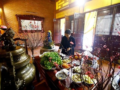 Shark Liên trổ tài nội trợ, làm lễ cúng ông Táo
