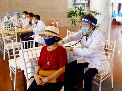 Bộ trưởng Bộ Y tế đề nghị các địa phương đẩy mạnh hơn việc tiêm vắc-xin phòng Covid-19