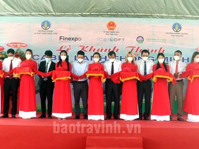 Đại biểu cắt băng khánh thành công trình Kho lạnh thông minh đầu tiên của vùng ĐBSCL