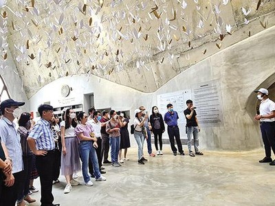 Du khách tham quan Bảo tàng Thế giới cà-phê Đăk Lăk. Ảnh: Hồ Hạ
