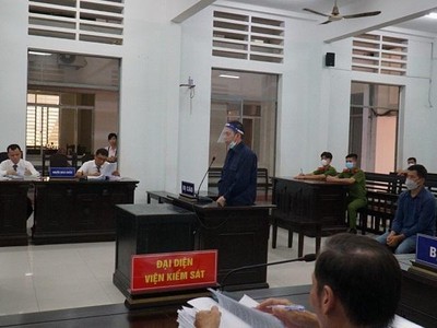 Bị cáo Nguyễn Việt Hùng, nguyên là Giám đốc Công ty TNHH Thiên Nhân II, chủ đầu tư Dự án Khu biệt thự cao cấp Ocean View Nha Trang) tại phiên tòa. Ảnh: T.X