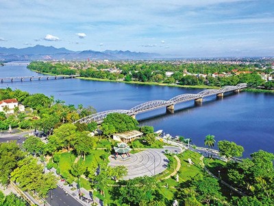 Các công trình hạ tầng vừa giúp cải thiện hạ tầng giao thông, vừa tạo nét riêng cho Thừa Thiên Huế
