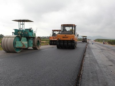Thảm thử bê tông nhựa tại Dự án cao tốc Bắc - Nam, đoạn Mai Sơn - Quốc lộ 45.