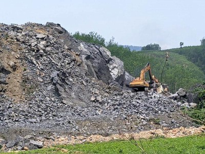 Mỏ đá sét vôi làm vật liệu xây dựng thông thường tại thôn 5, xã Thượng Long, huyện Nam Đông, tỉnh Thừa Thiên Huế. Ảnh: Phước Tuần
