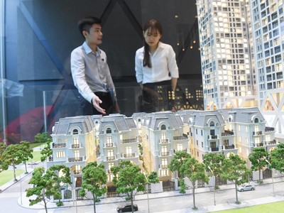 Nhiều ngân hàng đã tạm dừng cho vay đầu tư – kinh doanh bất động sản, kể cả cá nhân vay mua nhà. Ảnh: Dũng Minh