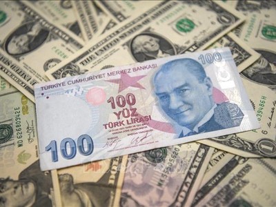 Đồng lira (trên) của Thổ Nhĩ Kỳ và đồng USD (dưới). Ảnh: AFP/TTXVN