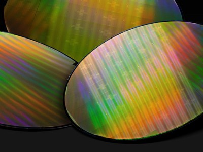 Mẫu tấm wafer chip vi mạch đầu tiên của FPT Semiconductor