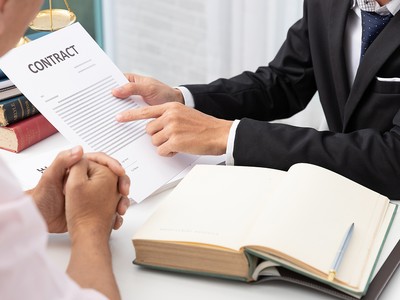 Nhiều chuyên gia cho biết chỉ hiểu được 70% nội dung hợp đồng bảo hiểm, do đó thua thiệt sẽ thuộc về khách hàng nếu người bán bảo hiểm không có lương tâm (Ảnh minh hoạ: Shutter)